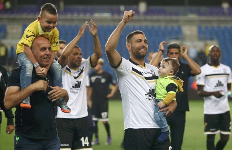 עם ילדיו. כבר לא השטותניק של הקבוצה // צילום: אלן שיבר
